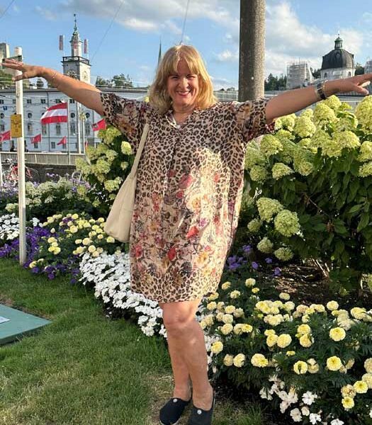 A atriz Luzimar Trottmann visita as locações do clássico vencedor do Oscar, A Noviça Rebelde, durante viagem a Salzburgo, Áustria