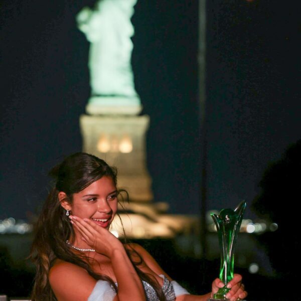Luiza Brunet chama Michelle Heard de “princesa” durante entrega de troféu em Nova York
