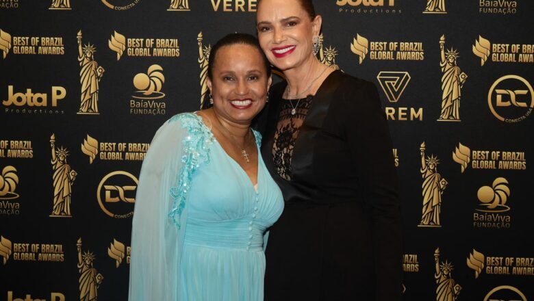 Diretora de moda brasileira, Gislaine Balzano, é homenageada na Estátua da Liberdade durante a New York Fashion Week