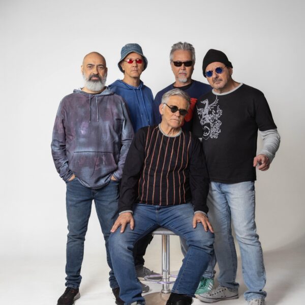 Inimigos do Rei retornam aos palcos e se apresentam no Teatro Rival