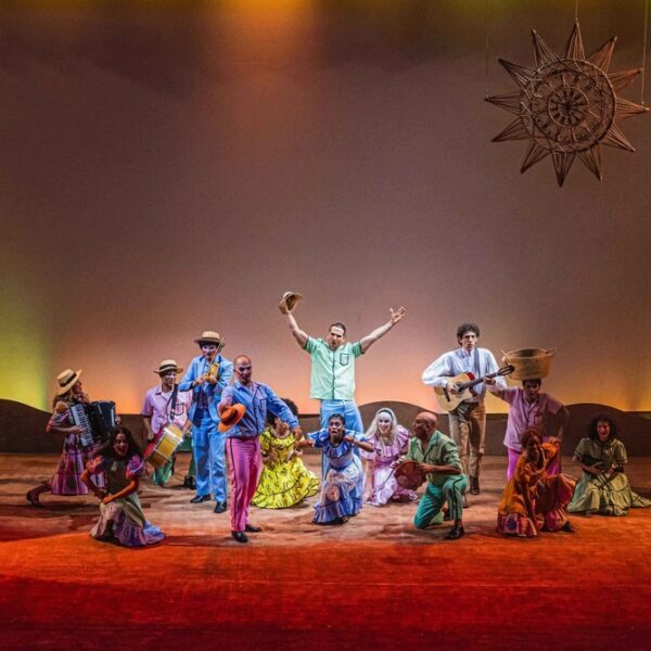 Fenômeno de público e crítica, “Sonho Encantado de Cordel – O Musical” retorna aos palcos em turnê nacional