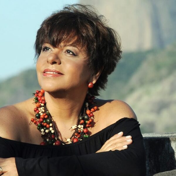 Eliane Salek celebra o legado de Elis Regina e Elizeth Cardoso no Centro da Música Carioca Artur da Távola, na Tijuca
