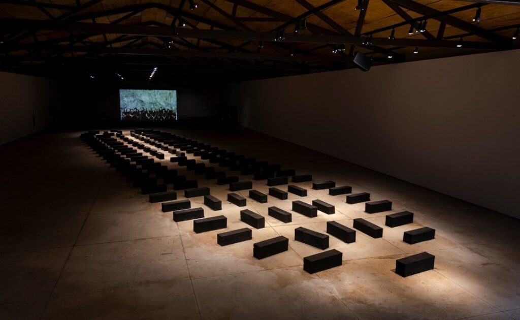 “O Barco” (2021), de Grada Kilomba. Vista de instalação no Instituto Inhotim.