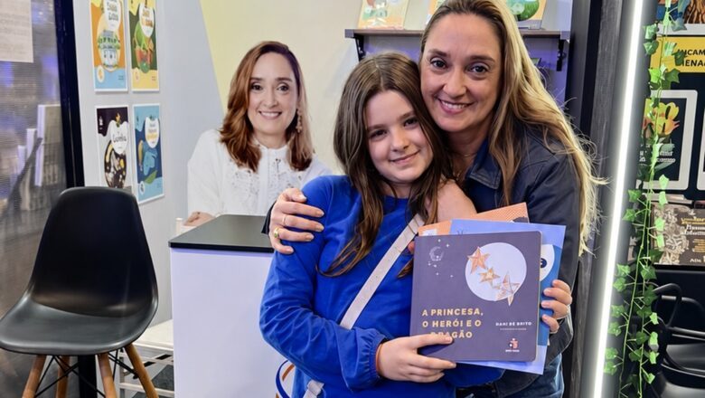 “Mas eu venho te encontrar”: vínculo entre Dani de Brito e jovem leitora atravessa edições da Bienal do Livro