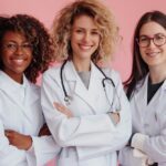 Elas cuidam, atendem e administram: mulheres assumem o comando dos negócios da saúde
