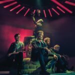 Queens of the Stone Age lança o novo single e clipe “Where the Goth Girls At?”