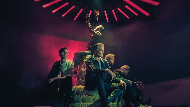 Queens of the Stone Age lança o novo single e clipe “Where the Goth Girls At?”