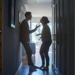 Violência doméstica em condomínios: o que síndicos e funcionários devem fazer ao perceber sinais de agressão