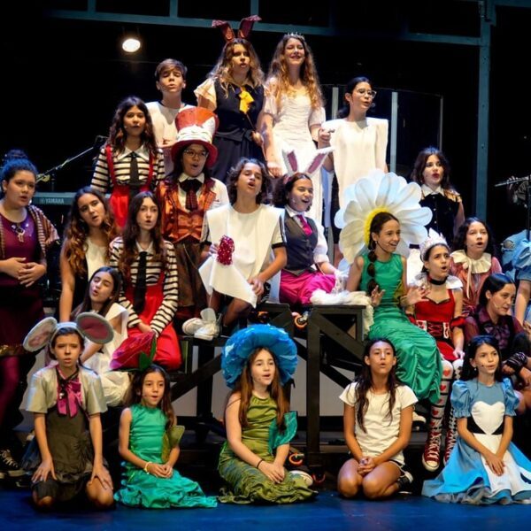 “Alice, Um Musical” estreia no Teatro Nathalia Timberg com música, humor e fantasia