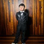 Elegância que atravessa fronteiras: Mini Mister Brasil veste Nova Lucius em noite especial em Niterói