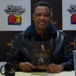 Cantor e compositor Marquinhos Gomes transforma história de superação em livro e emociona público na Bienal de São Paulo