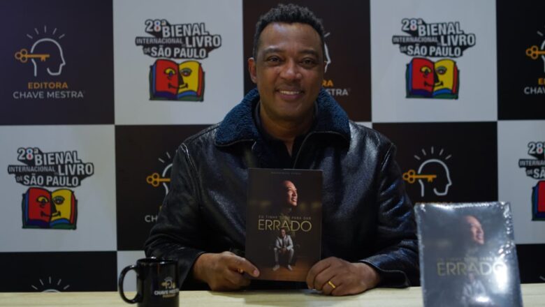Cantor e compositor Marquinhos Gomes transforma história de superação em livro e emociona público na Bienal de São Paulo