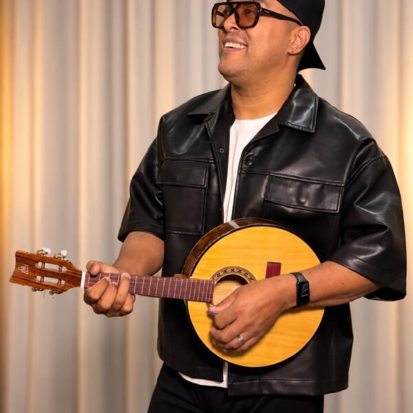 Thiago Cordeiro apresenta homenagem ao Raça Negra no Teatro Arthur Azevedo