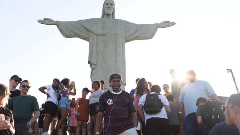 Stephen A. Smith transforma passagem pelo Brasil em imersão histórica entre a NFL e a cultura brasileira