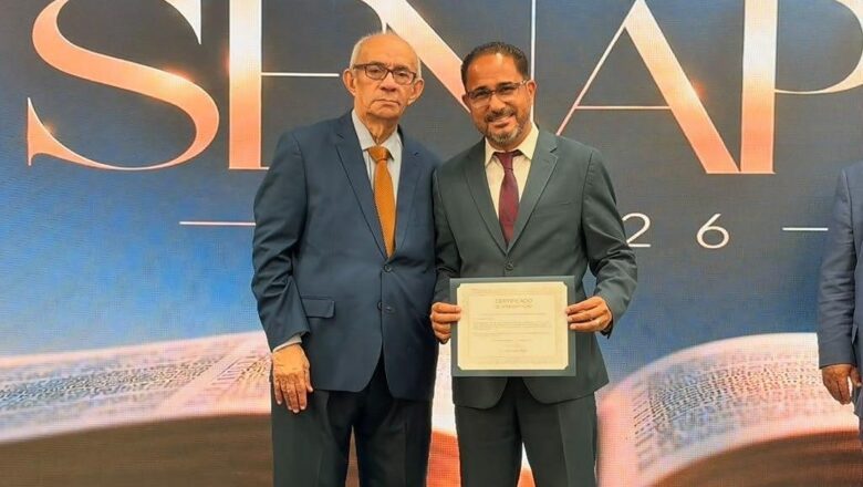 Pr. Esdras Carvalho é homenageado após 10 anos de atuação no SENAPEV