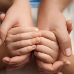 Mais de 32 mil pessoas querem adotar no Brasil, mas 6 mil crianças ainda esperam por uma família