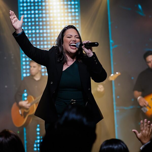 Cindy Tápia estreia na música pela Todah Music Experience Live e apresenta o single “Ele é Grande”
