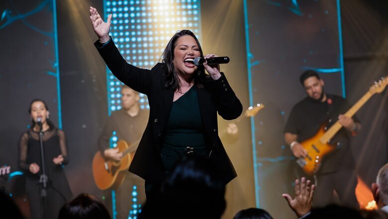 Cindy Tápia estreia na música pela Todah Music Experience Live e apresenta o single “Ele é Grande”