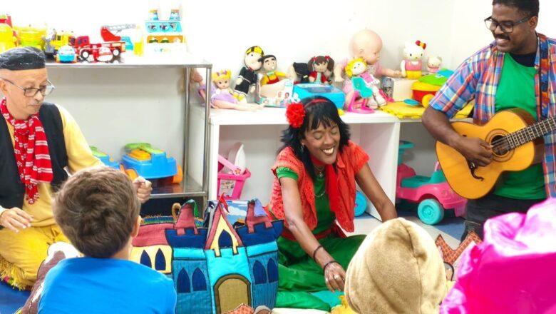 Doutores da Alegria leva espetáculo teatral ao Hospital Municipalizado Adão Pereira Nunes