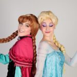 As irmãs Elsa e Anna desembarcam na Ilha do Governador e na Baixada com “Aventura Congelante – O Legado”