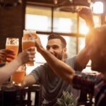 1 em cada 5 adultos consome seis ou mais doses de álcool em uma única ocasião no Brasil