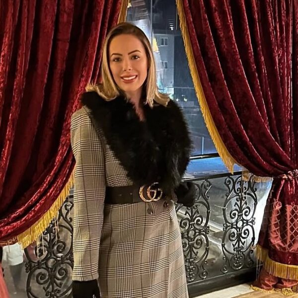 Rejane Pauletti destaca o poder dos espelhos e detalhes arquitetônicos na decoração de alto padrão e luxo