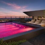 Piscinas coloridas transformam áreas de lazer em experiências de arquitetura em Goiânia