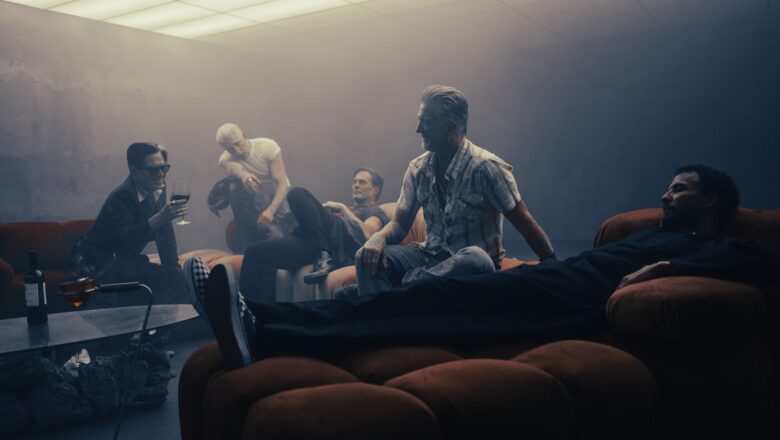 Queens of the Stone Age lança o novo single “Run Away From the Mob”